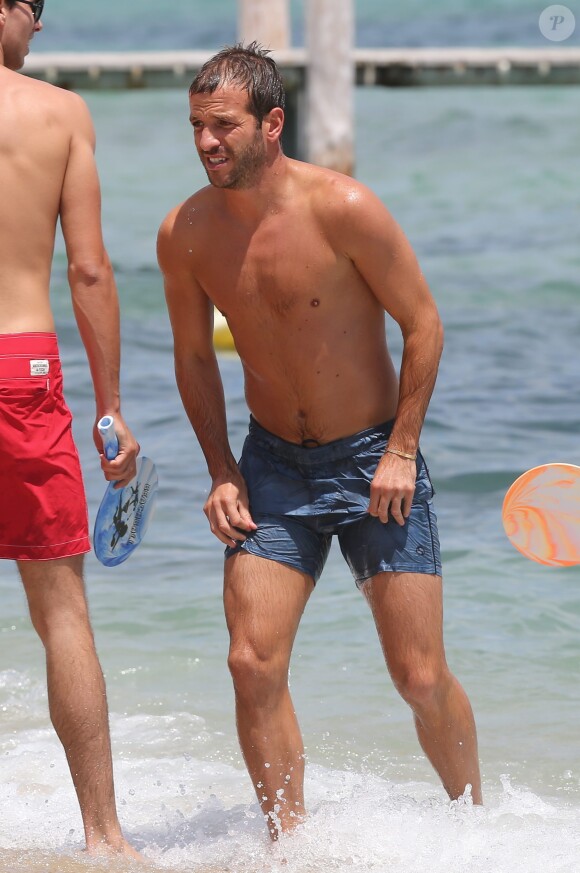 Le footballeur hollandais Rafael van der Vaart (Hambourg) et sa petite-amie Sabia Engizek profitent de la plage pendant leurs vacances à Saint-Tropez, le 13 juillet 2014.