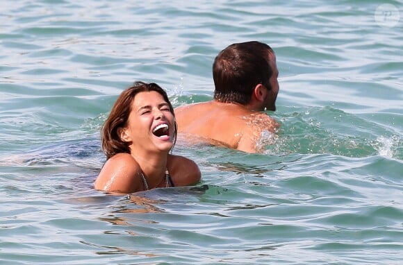 Le footballeur hollandais Rafael van der Vaart (Hambourg) et sa petite-amie Sabia Engizek profitent de la plage pendant leurs vacances à Saint-Tropez, le 13 juillet 2014.