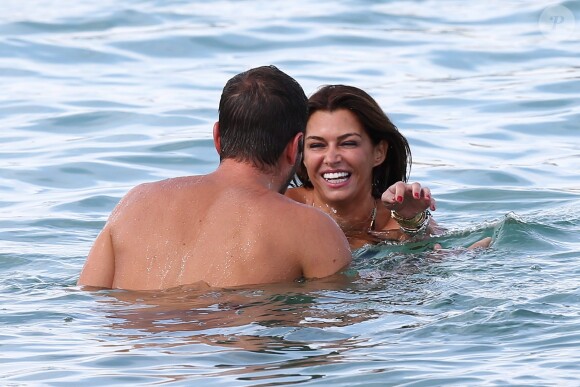 Le footballeur hollandais Rafael van der Vaart (Hambourg) et sa petite-amie Sabia Engizek profitent de la plage pendant leurs vacances à Saint-Tropez, le 13 juillet 2014.