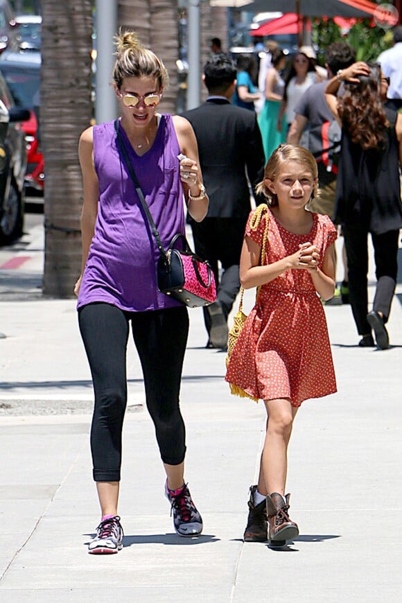 La femme de Mark Wahlberg, Rhea Durham, avec sa fille aînée Ella Rae à Beverly Hills, Los Angeles, le 8 juillet 2014.