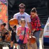 Mark Wahlberg et sa femme Rhea Durham avec leur enfants Grace, Ella et Michael au Mr Bones Pumpkin Patch à West Hollywood, le 14 octobre 2013.
