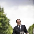 François Hollande remonte la plus belle avenue du monde - Défilé pour la Fête nationale sur les Champs-Elysées en hommage aux sacrifice des troupes alliées dans la Première Guerre mondiale il y a cent ans. Le 14 juillet 2014.