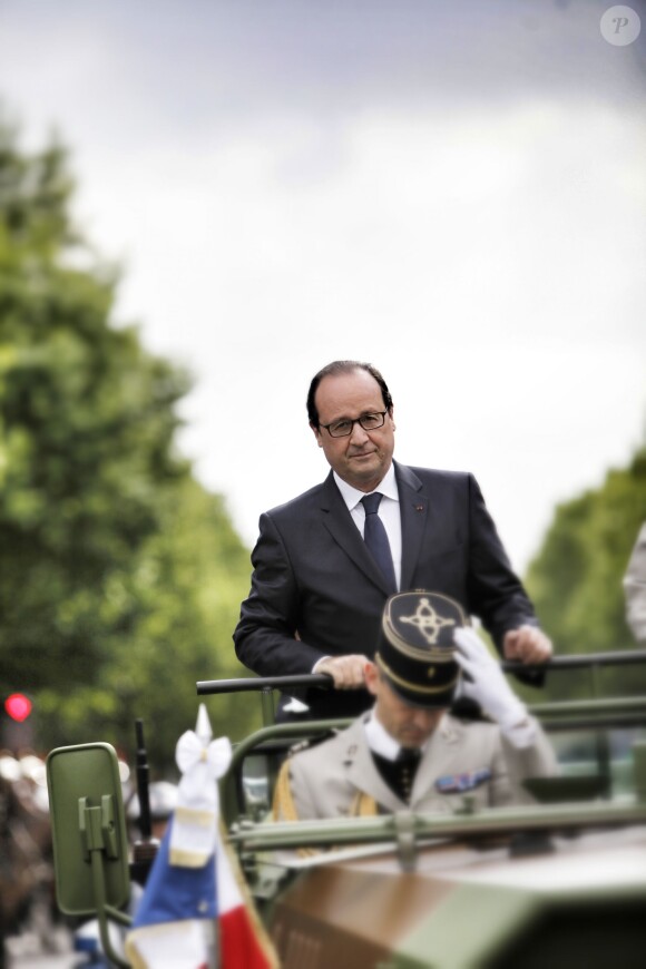 François Hollande remonte la plus belle avenue du monde - Défilé pour la Fête nationale sur les Champs-Elysées en hommage aux sacrifice des troupes alliées dans la Première Guerre mondiale il y a cent ans. Le 14 juillet 2014.