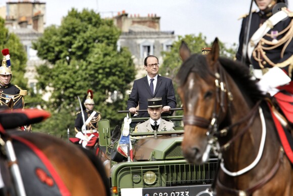 François Hollande remonte la plus belle avenue du monde - Défilé pour la Fête nationale sur les Champs-Elysées en hommage aux sacrifice des troupes alliées dans la Première Guerre mondiale il y a cent ans. Le 14 juillet 2014.