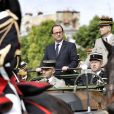 François Hollande remonte la plus belle avenue du monde - Défilé pour la Fête nationale sur les Champs-Elysées en hommage aux sacrifice des troupes alliées dans la Première Guerre mondiale il y a cent ans. Le 14 juillet 2014.