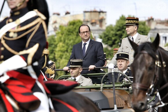 François Hollande remonte la plus belle avenue du monde - Défilé pour la Fête nationale sur les Champs-Elysées en hommage aux sacrifice des troupes alliées dans la Première Guerre mondiale il y a cent ans. Le 14 juillet 2014.