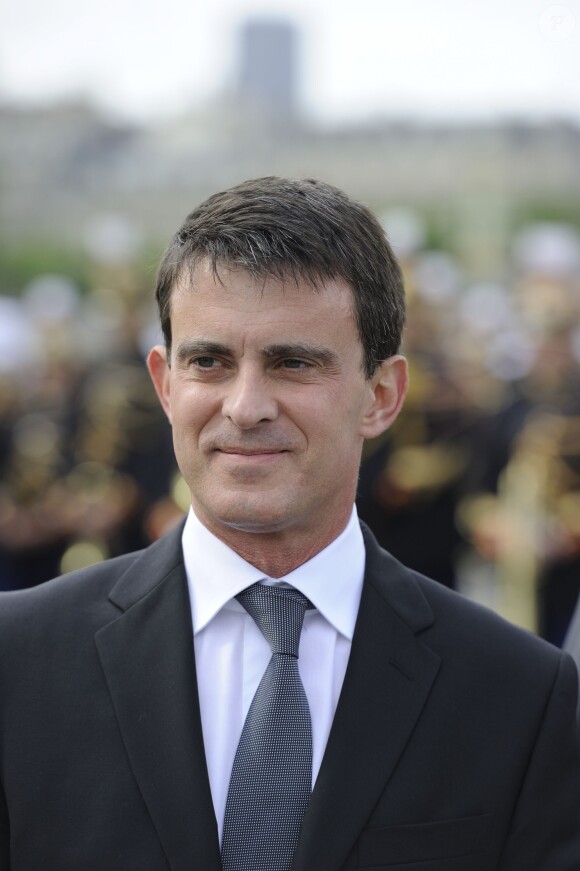 Manuel Valls - Défilé pour la Fête nationale sur les Champs-Elysées en hommage aux sacrifice des troupes alliées dans la Première Guerre mondiale il y a cent ans. Le 14 juillet 2014.