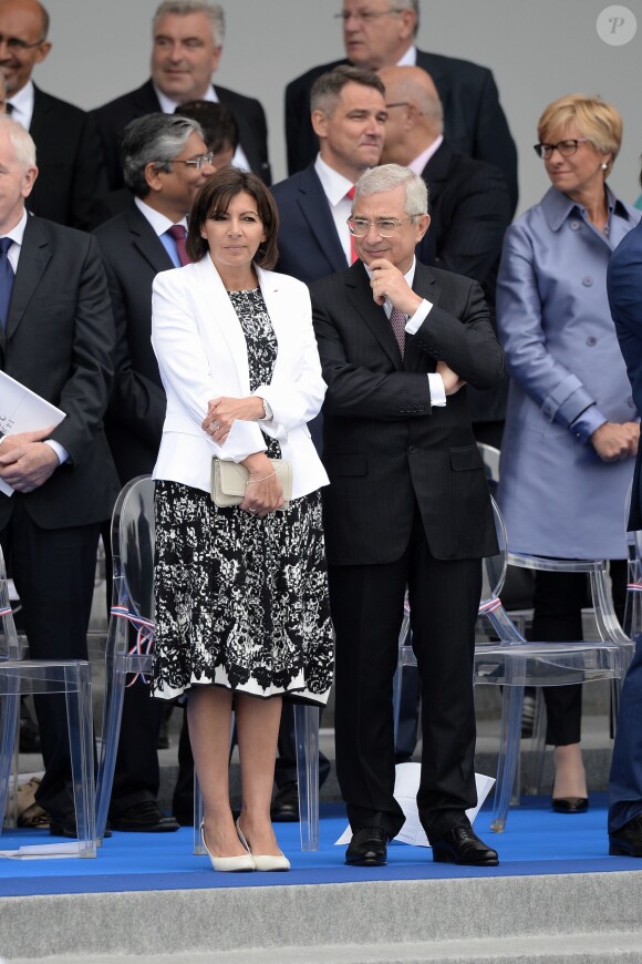 Anne Hidalgo et Claude Bartolone - Défilé pour la Fête nationale sur les Champs-Elysées en hommage aux sacrifice des troupes alliées dans la Première Guerre mondiale il y a cent ans. Le 14 juillet 2014.