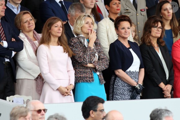 Anne Gravoin, épouse du Premier ministre Manuel Valls, et Véronique Bartolone, épouse de Claude Bartolone, président de l'Assemblée nationale, et Marie-France Marchand-Baylet, compagne de Laurent Fabius - Défilé pour la Fête nationale sur les Champs-Elysées en hommage aux sacrifice des troupes alliées dans la Première Guerre mondiale il y a cent ans. Le 14 juillet 2014.