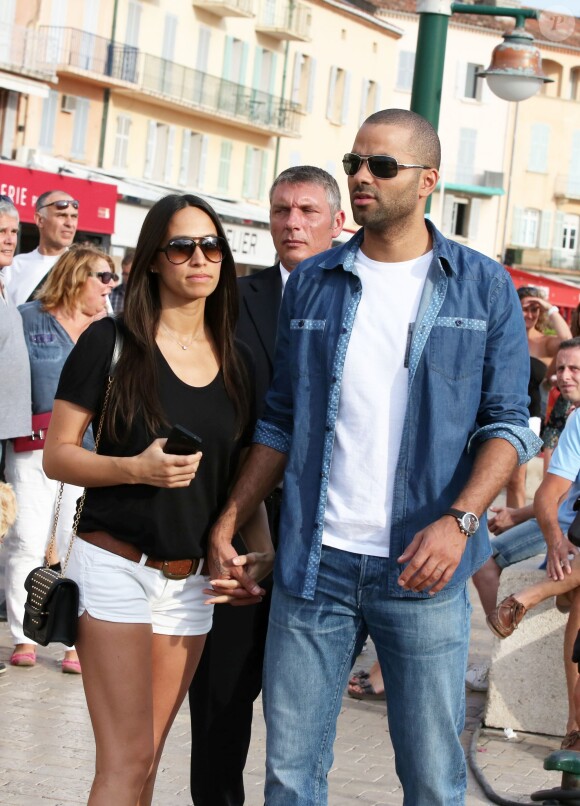 Tony Parker et sa fiancée Axelle Francine dans les rues de Saint-Tropez, le 1er juillet 2014