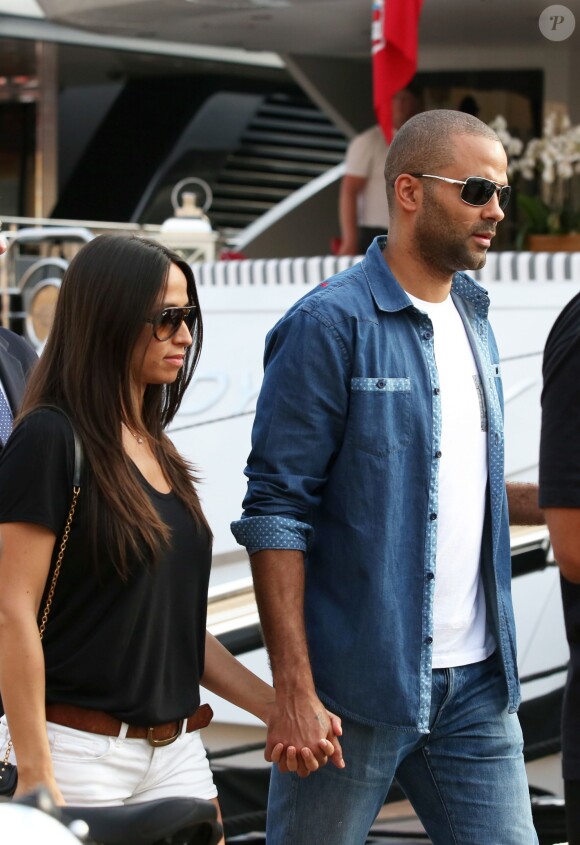 Tony Parker et sa fiancée Axelle Francine dans les rues de Saint-Tropez, le 1er juillet 2014