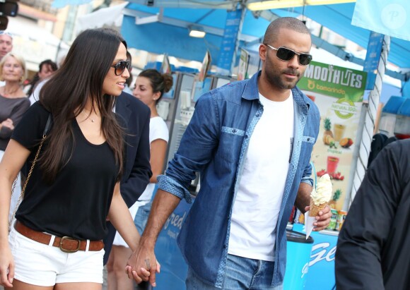 Tony Parker et sa fiancée Axelle Francine dans les rues de Saint-Tropez, le 1er juillet 2014