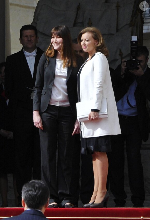 Carla Bruni-Sarkozy et Valérie Trierweiler à l'Elysée le 15 mai 2002.