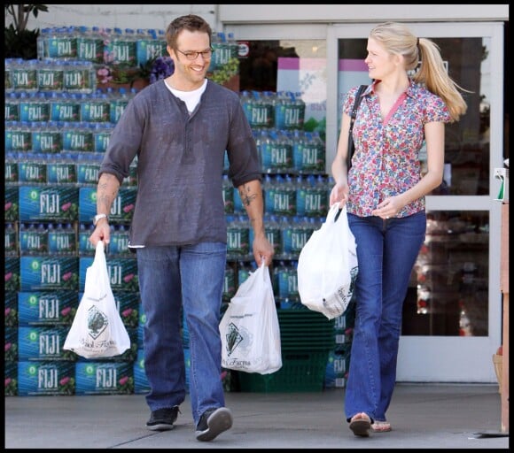 Exclu : Michael Vartan et Lauren Skaar à la sortie d'un supermarché, à Los Angeles, le 1er mai 2010. 