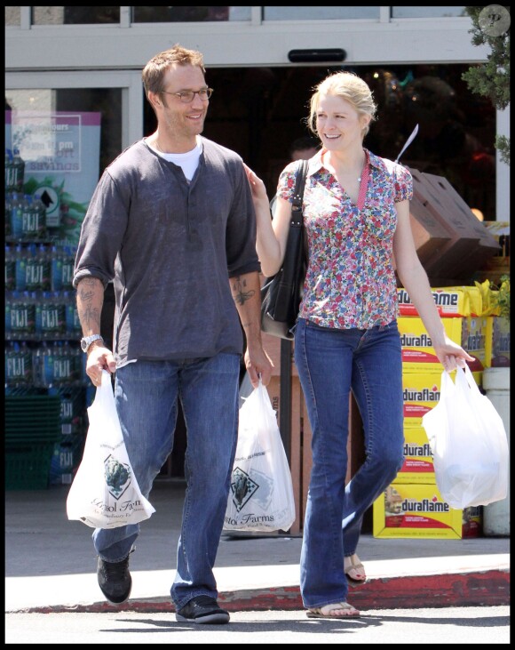 Exclu : Michael Vartan et la belle Lauren Skaar à la sortie d'un supermarché, à Los Angeles, le 1er mai 2010.