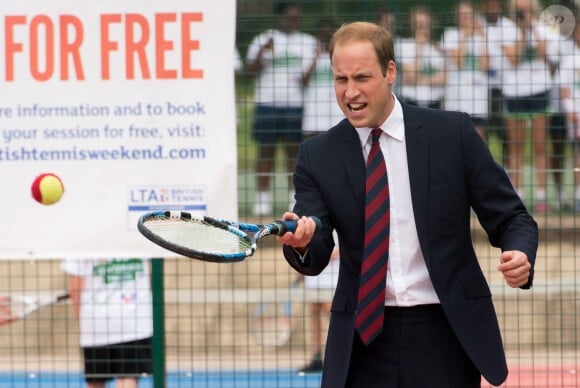 Le prince William fait quelques échanges avec des élèves d'école primaire. Le duc de Cambridge était en visite le 16 juillet 2014 au parc mémorial de la Première Guerre mondiale à Coventry en tant que président de Fields in Trust.