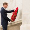Le prince William dépose une gerbe sur le monument aux morts. Le duc de Cambridge était en visite le 16 juillet 2014 au parc mémorial de la Première Guerre mondiale à Coventry en tant que président de Fields in Trust.