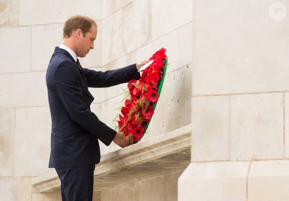 Le prince William dépose une gerbe sur le monument aux morts. Le duc de Cambridge était en visite le 16 juillet 2014 au parc mémorial de la Première Guerre mondiale à Coventry en tant que président de Fields in Trust.