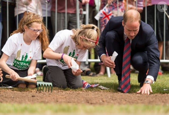 Le prince William plante des graines de coquelicot avec des élèves d'école primaire. Le duc de Cambridge était en visite le 16 juillet 2014 au parc mémorial de la Première Guerre mondiale à Coventry en tant que président de Fields in Trust.