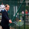 Le prince William fait quelques échanges avec des élèves d'école primaire. Le duc de Cambridge était en visite le 16 juillet 2014 au parc mémorial de la Première Guerre mondiale à Coventry en tant que président de Fields in Trust.