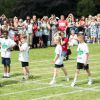 Le prince William a donné le top départ d'une course entre élèves de primaire. Le duc de Cambridge s'est rendu le 16 juillet 2014 au parc mémorial de la Première Guerre mondiale à Coventry en tant que président de Fields in Trust pour le lancement du programme Centenary Fields.