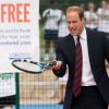 Le tennis, sans doute pas son sport préféré. Le prince William, duc de Cambridge, s'est rendu le 16 juillet 2014 au parc mémorial de la Première Guerre mondiale à Coventry en tant que président de Fields in Trust pour le lancement du programme Centenary Fields.