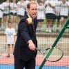 Le tennis, sans doute pas son sport préféré. Le prince William, duc de Cambridge, s'est rendu le 16 juillet 2014 au parc mémorial de la Première Guerre mondiale à Coventry en tant que président de Fields in Trust pour le lancement du programme Centenary Fields.