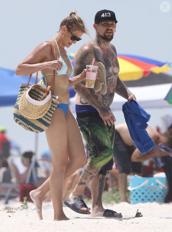 Exclusif - Cameron Diaz (41 ans) et son petit-ami Benjamin Madden (Benji Madden) profitent des joies de la plage en amoureux avant d'aller faire quelques courses chez Whole Foods en Floride, le 3 juillet 2014.