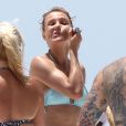  Exclusif - 
 Petite retouche make-up pour Cameron Diaz sur la plage en Floride, le 3 juillet 2014. 