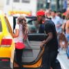 Mario Balotelli avec sa fiancée Fanny Neguesha s'engouffrent dans un taxi à New York le 19 juillet 2014