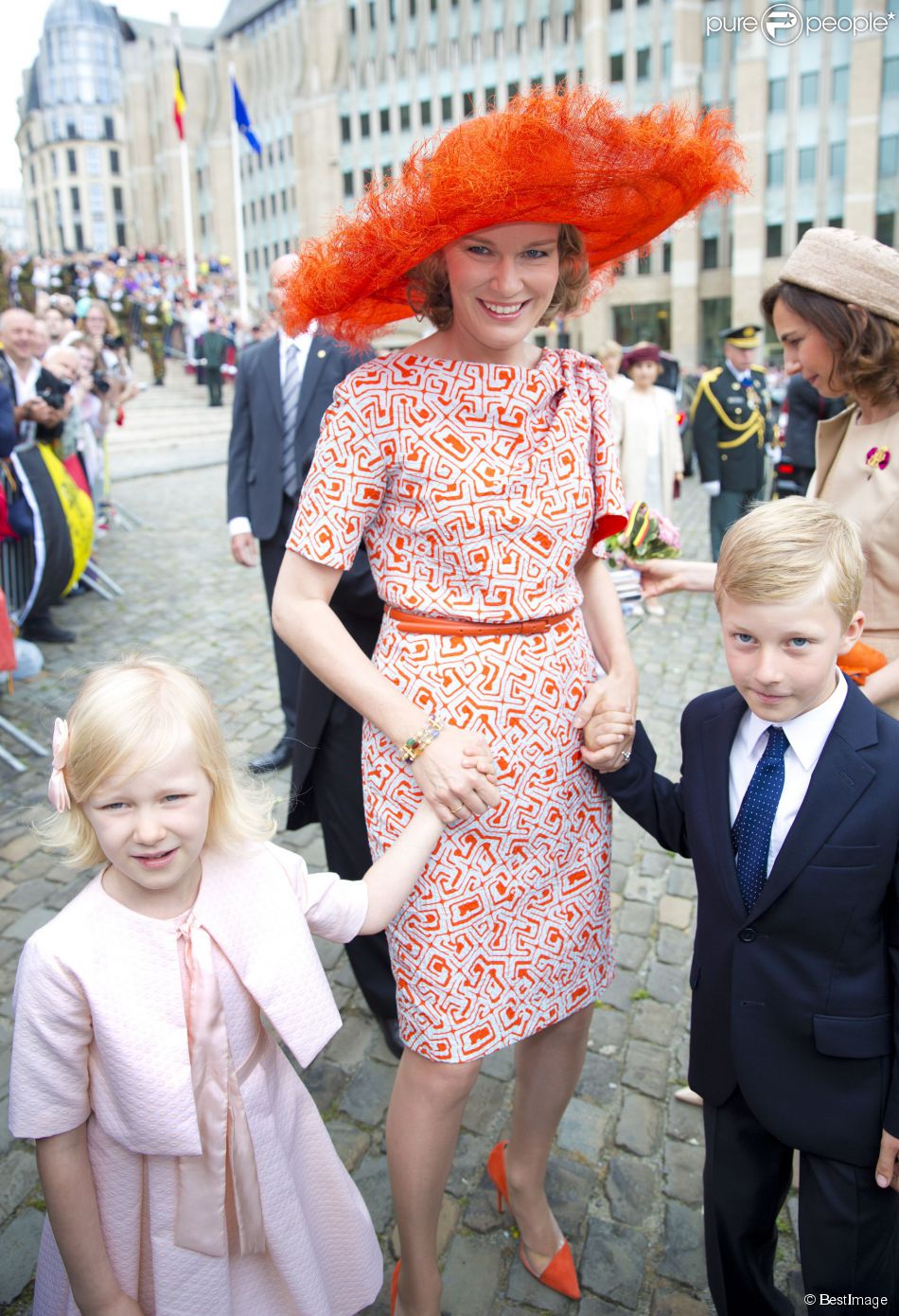 La reine Mathilde à son arrivée, avec Eléonore et Emmanuel. Le roi Philippe et la reine Mathilde de Belgique, accompagnés de leurs enfants la princesse héritière Élisabeth, duchesse de Brabant, le prince Gabriel, le prince Emmanuel et la princesse Éléonore ont assisté au Te Deum de la Fête nationale en la cathédrale de Bruxelles, le 21 juillet 2014.