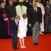 Le prince Emmanuel et la princesse Elisabeth s'inclinent... Le roi Philippe et la reine Mathilde de Belgique, accompagnés de leurs enfants la princesse héritière Élisabeth, duchesse de Brabant, le prince Gabriel, le prince Emmanuel et la princesse Éléonore ont assisté au Te Deum de la Fête nationale en la cathédrale de Bruxelles, le 21 juillet 2014.