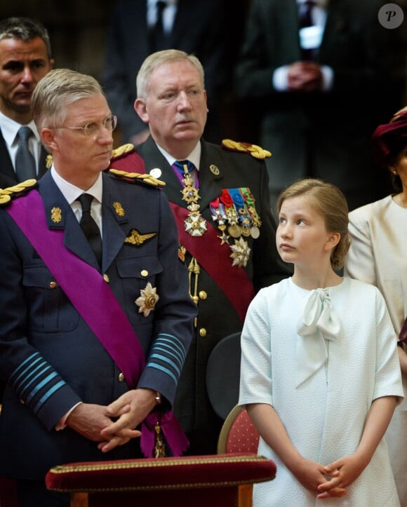 La princesse héritière Elisabeth observe attentivement... Le roi Philippe et la reine Mathilde de Belgique, accompagnés de leurs enfants la princesse héritière Élisabeth, duchesse de Brabant, le prince Gabriel, le prince Emmanuel et la princesse Éléonore ont assisté au Te Deum de la Fête nationale en la cathédrale de Bruxelles, le 21 juillet 2014.