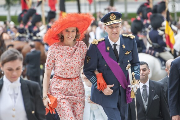 Le roi Philippe et la reine Mathilde de Belgique, audacieuse en orange, ont assisté, accompagnés de leurs enfants Elisabeth, Gabriel, Emmanuel et Eléonore, le 21 juillet 2014 au Te Deum de la Fête nationale en la cathédrale Saints Michel-et-Gudule, à Bruxelles.