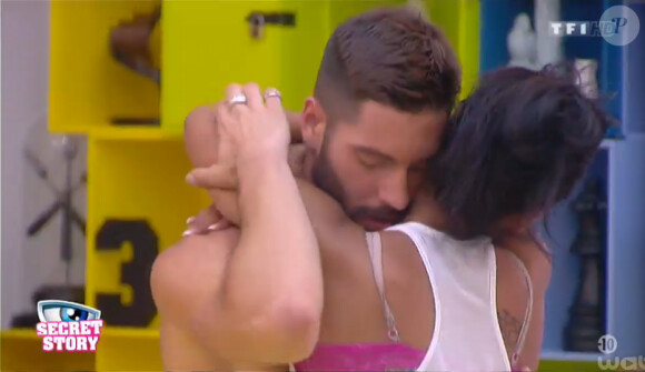 Rapprochement torride entre Jessica et Steph (Secret Story 8, quotidienne du mardi 22 juillet 2014.)