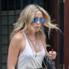 Kate Hudson mange un Twizzler alors qu'elle sort de son hôtel à New York, le 22 juillet 2014. 