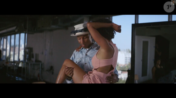 Image extrait du clip de Pharrell Williams, avec Miley Cyrus, "Come Get It Bae", juillet 2014.