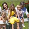 Mary et Frederik de Danemark avec leurs enfants Joséphine, Isabella et Vincent. La famille royale de Danemark s'est rassemblée le jeudi 24 juillet 2014 dans le parc du château de Grasten pour la séance photo des vacances d'été. La reine Margrethe II de Danemark et le prince consort Henrik avaient autour d'eux le prince Frederik et la princesse Mary avec leurs enfants Christian, Isabella, Vincent et Joséphine, le prince Joachim et la princesse Marie avec leurs enfants Nikolai, Felix, Henrik et Athena, et la princesse Benedikte avec son fils le prince Gustav et sa compagne Carina.