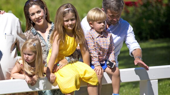Famille royale de Danemark : Au complet et cool pour la séance photo de l'été