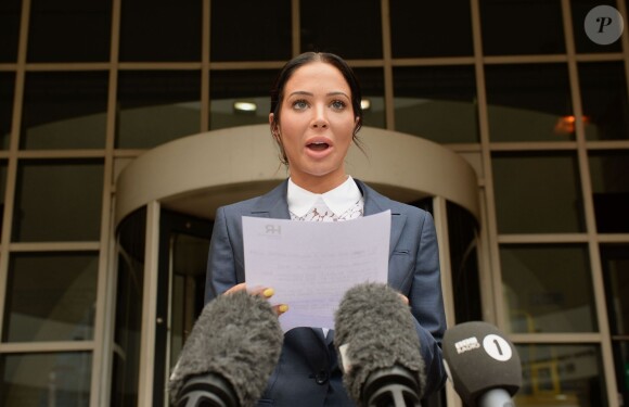Tulisa Contostavlos devant la Stratford Magistrates Court de Londres où elle a été reconnue coupable d'agression sur un blogeur, le 25 juillet 2014, explique aux médias qu'elle fera appel de la décision