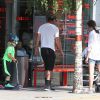La chanteuse Gwen Stefani, son mari Gavin Rossdale et leurs fils Kingston, Zuma et Apollo Rossdale font du shopping et vont ensuite déjeuner au restaurant The Engineer à Primrose Hill à Londres, le 23 juillet 2014.