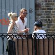 Gwen Stefani, son mari Gavin Rossdale et leurs fils Kingston, Zuma et Apollo Rossdale font du shopping et vont ensuite déjeuner au restaurant The Engineer à Primrose Hill à Londres, le 23 juillet 2014.