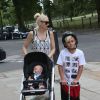 Gwen Stefani, son mari Gavin Rossdale et leurs fils Kingston, Zuma et Apollo Rossdale font du shopping et vont ensuite déjeuner au restaurant The Engineer à Primrose Hill à Londres, jeudi 23 juillet 2014.