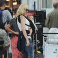  Gwen Stefani, son mari Gavin Rossdale arrivant à l'aéroport de Londres avec leurs enfants Kingston, Zuma et Appolo le 24 juillet 2014. 