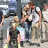 Gwen Stefani, son mari Gavin Rossdale arrivant à l'aéroport de Londres avec leurs enfants Kingston, Zuma et Appolo le 24 juillet 2014.