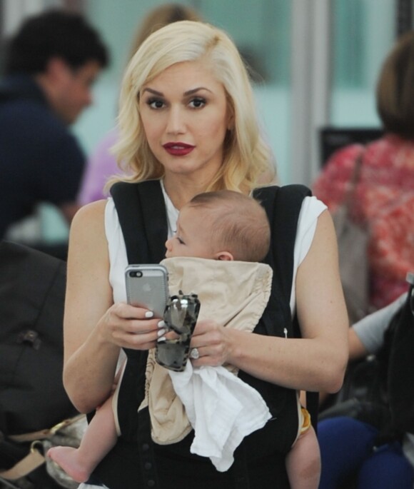 Gwen Stefani, son mari Gavin Rossdale arrivant à l'aéroport de Londres avec leurs enfants Kingston, Zuma et Appolo le 24 juillet 2014.