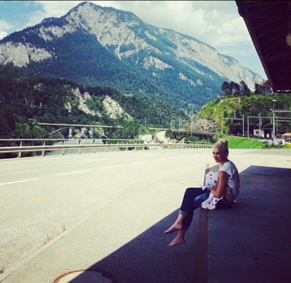 Gwen Stefani en Suisse avec son petit Apollo (5 mois), le 25 juillet 2014.
