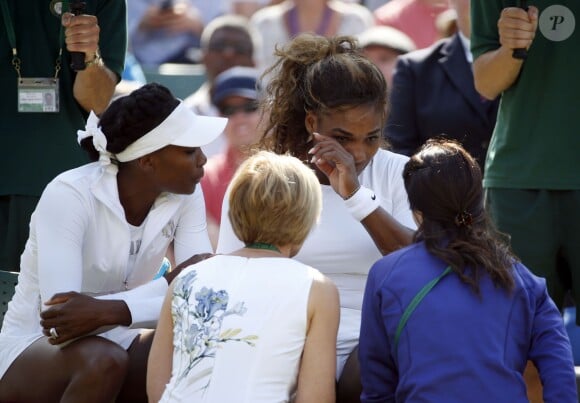 Serena Williams, désorientée et perdue, prise d'un malaise lors d'un match de double avec sa soeur Venus Williams, à Wimbledon le 1er juillet 2014