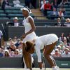 Serena Williams, désorientée et perdue, prise d'un malaise lors d'un match de double avec sa soeur Venus Williams, à Wimbledon le 1er juillet 2014