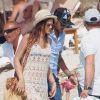 Neymar et sa compagne Bruna Marquezine en vacances sur un yacht à Ibiza le 25 juillet 2014